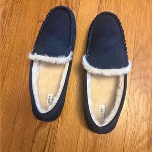 Jcrew suede Navy Blue Shearling Lined Moccasin Slippers. Never been worn.